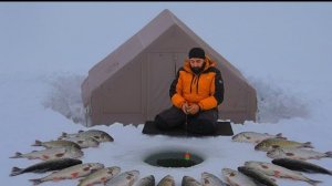 Рыбалка на замерзшем озере в -30 с палаткой.