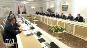 😂Лукашенко на совещание принесли снюс.

«И что, под язык кладёшь?»