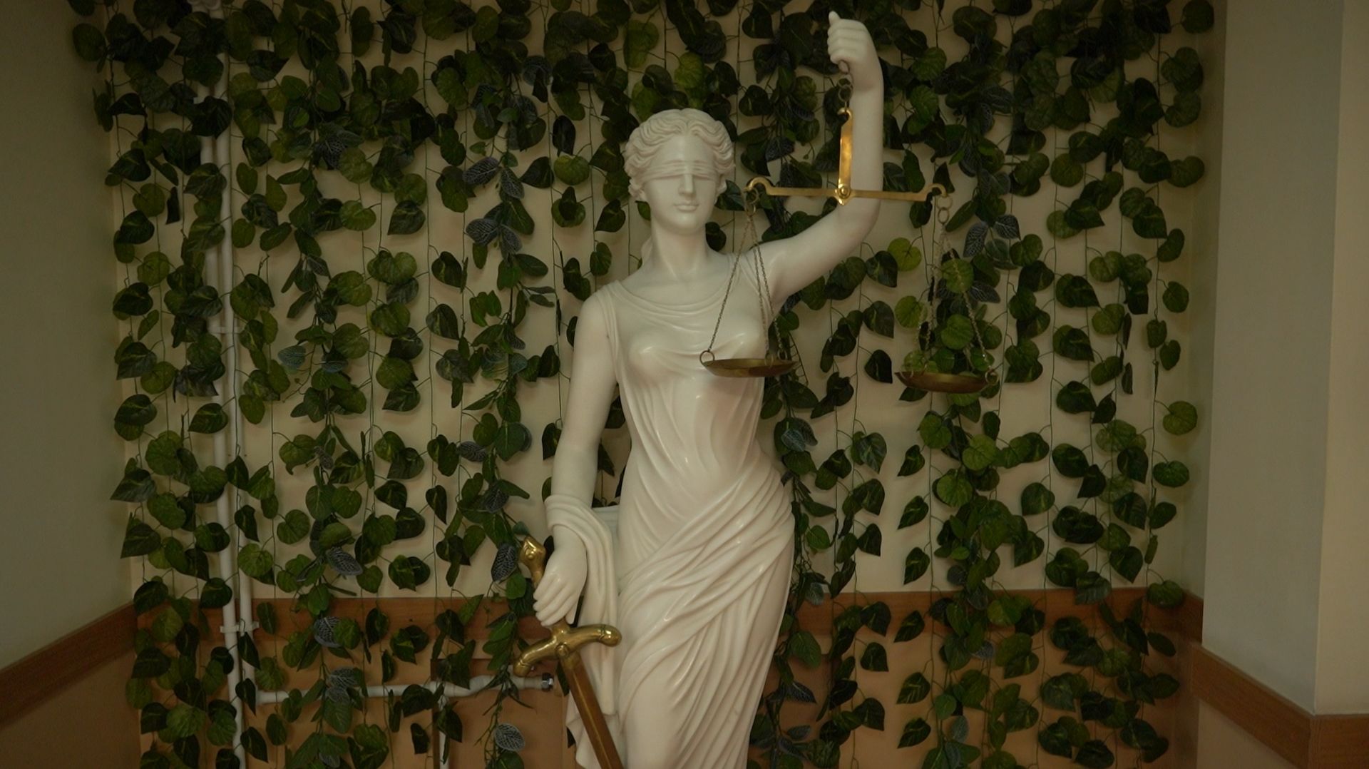 НЕОПРАВДАННАЯ ЖЕСТОКОСТЬ смотреть онлайн