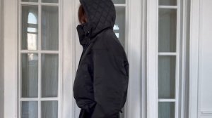 Утепленный бомбер в сочетании с юбкой миди и фартуком с кружевом