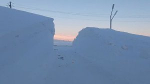 Высота сугробов где-то 3,5 - 4 метра примерно 🥶