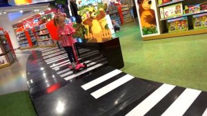 Настя смотрит мультики и показывает свои игрушки