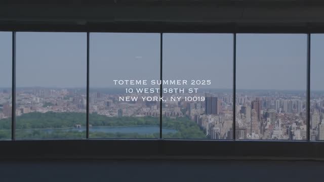 Показ женской коллекции Toteme весна-лето 2025