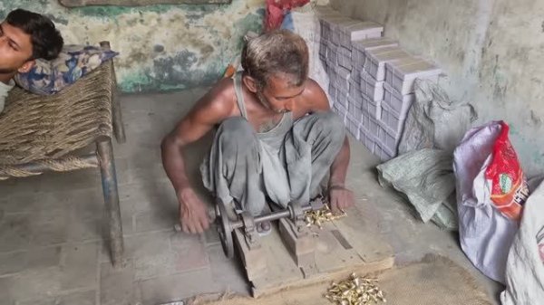 Производство латунных подсвечников в Пакистане