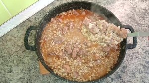 Рецепт вкусного ужина Перловка с мясом и луком в жаровне. Перловая каша с мясом и луком