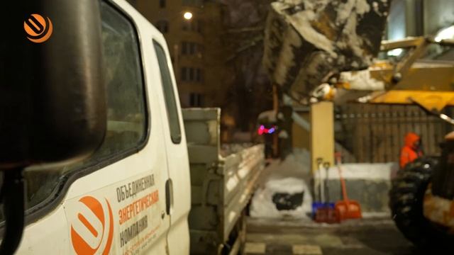 Четвертые сутки работники ОЭК помогают городу ликвидировать снежные завалы смотреть онлайн