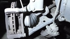 Замена передних тормозных колодок Renault Sandero