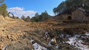 Два монстра в деле! Бульдозер Caterpillar D7g и экскаватор Mst разрывают горы.