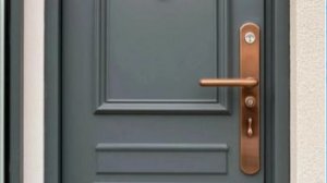 Вынимаем замок с тягами из входной двери.