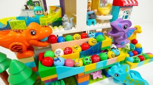 ГОРКА ДЛЯ ЦВЕТНЫХ ШАРИКОВ С ДИНОЗАВРАМИ КАТАЕМ ШАРИКИ ДЛЯ ДЕТЕЙ ДЕТСКИЙ КАНАЛ ИГРАЛКИ-ЗАЛИПАЛКИ