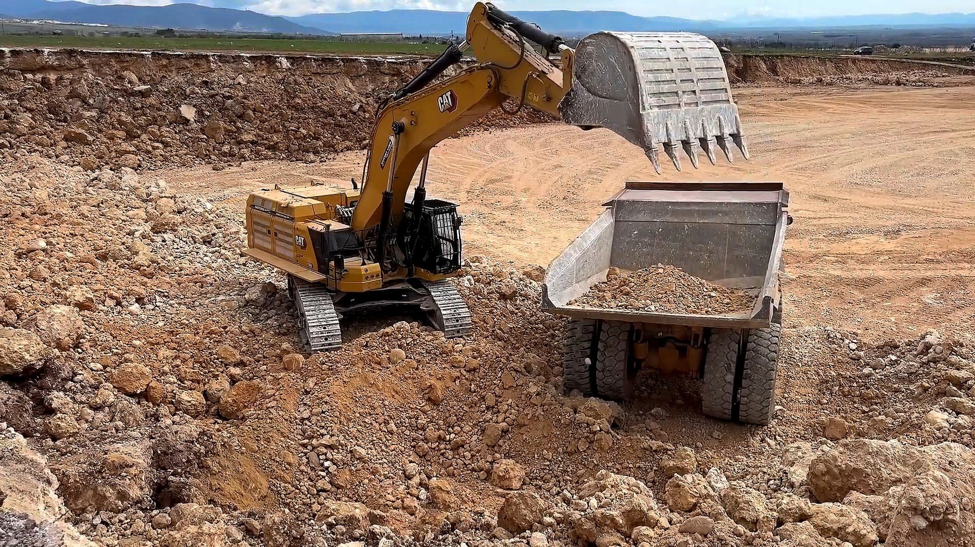 Экскаватор Cat 395 загружает самосвал Cat 777 смотреть онлайн
