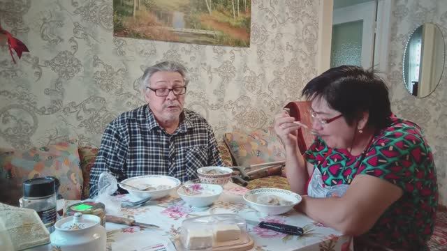 На Обед Пельмешки, муж приготовил соус. Вкусно кушаем за деревенским столом смотреть онлайн