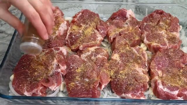 Bместо шашлыка на прaздничный стол! Hереaльно вкусное блюдо из прocтых продуктов смотреть онлайн