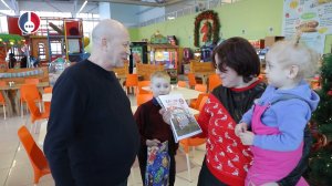 В рамках благотворительной акции «Ёлка желаний» Михаил Денисов вручил подарок юному новоуральцу