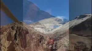 Вертолёт, который вывозит группу Клуба 7 Вершин "Пять спартанцев" вниз из базового лагеря