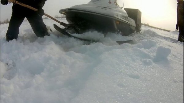 Засадили снегоходы. Наледь. Вода на льду под снегом. Архив примерно 2023 год