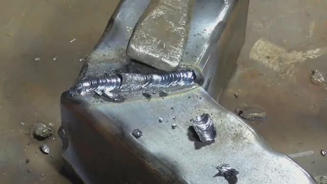 Чтоб электродом меньше прожигать тонкий металл, нужно его вести от себя или на себя смотреть онлайн