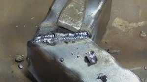 Чтоб электродом меньше прожигать тонкий металл, нужно его вести от себя или на себя