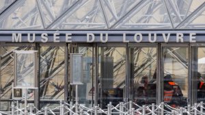 Лувр впервые после ограбления показал корону императрицы Евгении