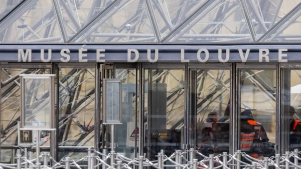 Лувр впервые после ограбления показал корону императрицы Евгении