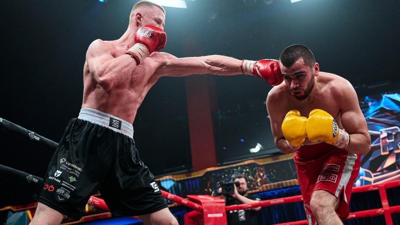 Упал в нокдаун, но победил: Эрик Ражев vs Ниджат Садыков в Гран-при RCC Boxing смотреть онлайн