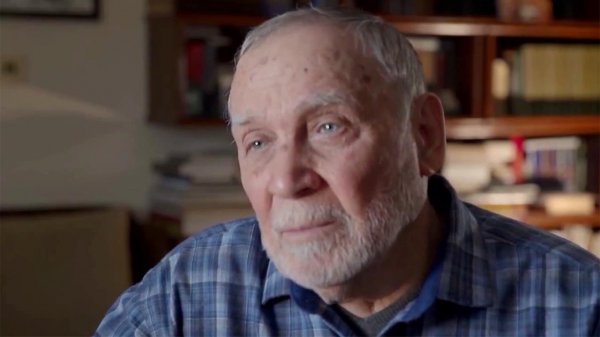 Поздравления со столетним юбилеем принимает актер, фронтовик Владимир Заманский.