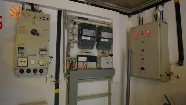 Что скрывают строения с черной молнией на стенах во дворах домов? Объясняют специалисты «ОЭК»! смотреть онлайн