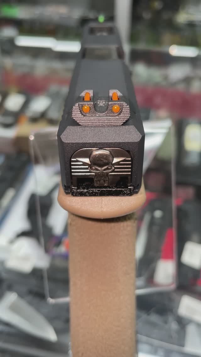 Страйкбольный пистолет WE Glock-17 G-Force, Tan рамка, черный затвор, серебр. ствол