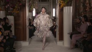 Показ женской коллекции Valentino весна-лето 2019