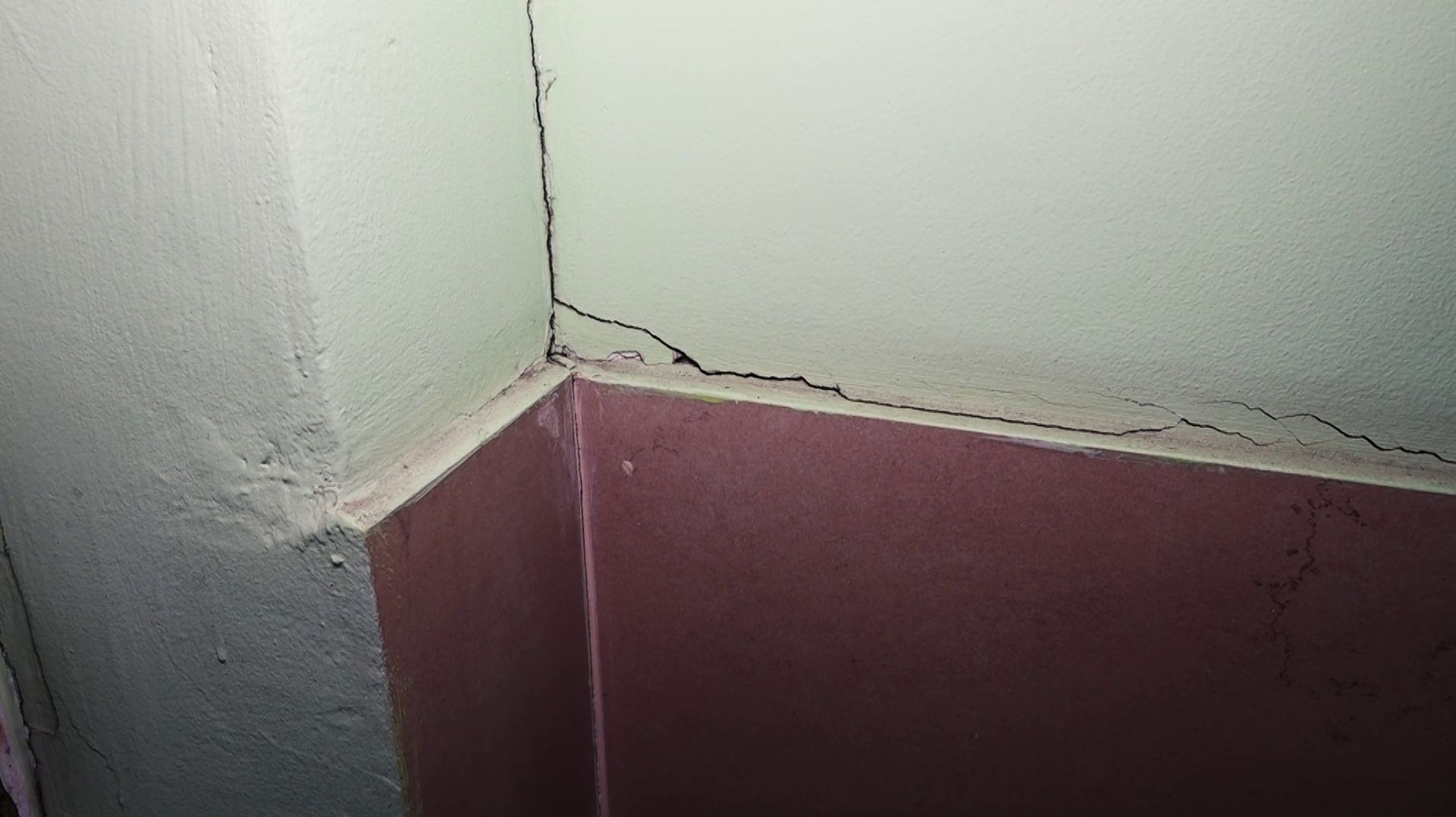 ЖИТЕЛИ ДОМА НА АПРЕЛЬСКОЙ В КРАСНОЯРСКЕ БЬЮТ ТРЕВОГУ смотреть онлайн