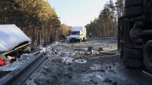 На подъезде к Златоусту перевернулся гружённый автовоз