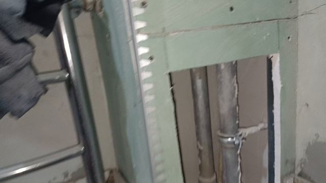 Плиточники  продолжают ремонт.  плитка в душевой и сан. узле.