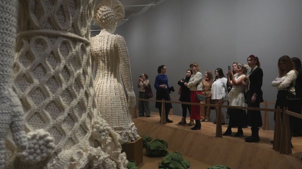 По инициативе Московской «Единой России» семьи защитников Отечества посетили выставку «Сны Алёны»