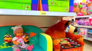 Настя и кукла пупсик играют в магазине