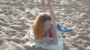 Девушка в купальнике на пляже.