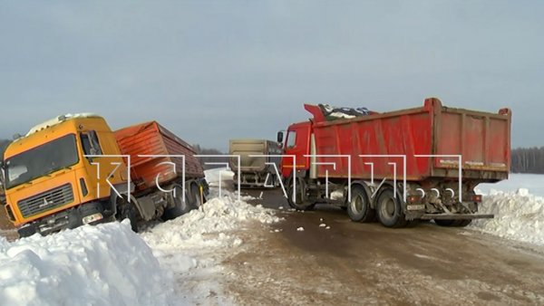 5 дней на 30-градусном морозе ждет помощи водитель зерновоза, улетевшего в кювет