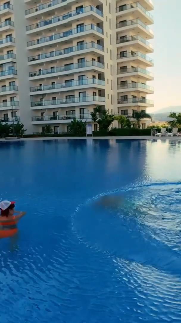 Купаемся в бассейне и отдыхаем