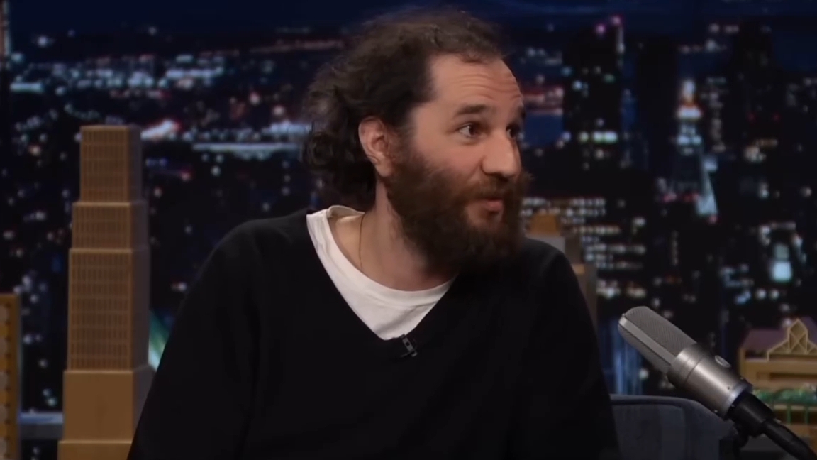 Джош Сафди рассказывает о перевоплощении Тимоти Шаламе в Марти Суприма, а затем меняется с ним места смотреть онлайн