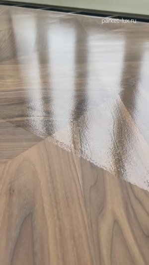 Полиуретановый лак на паркете орех