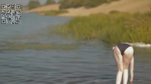 Красивая девушка загорает на песке.