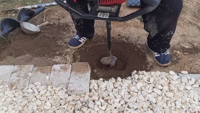 Бурю лунки мотобуром для столбов . смотреть онлайн