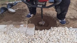 Бурю лунки мотобуром для столбов .