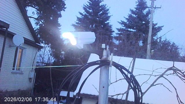 Обзор светильника типа SOLAR с сенсором движения во дворе