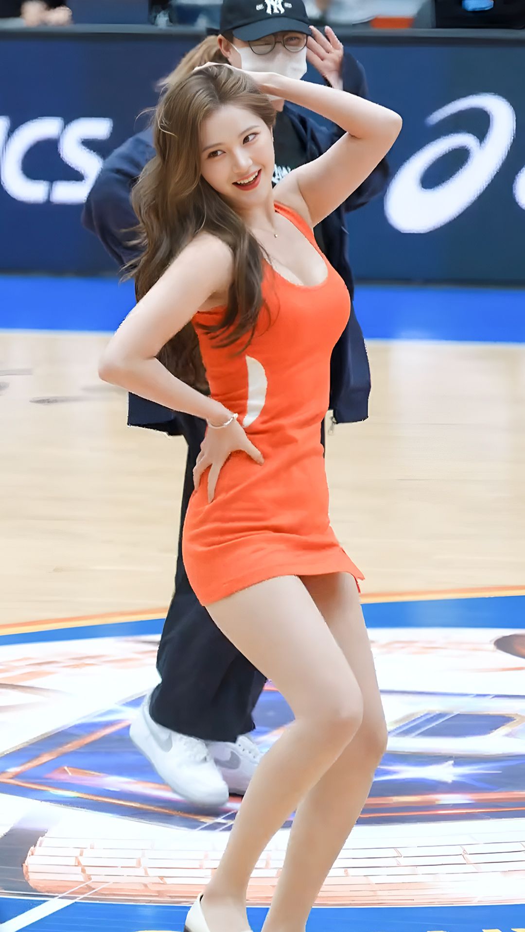 Зажигательное выступление корейской чирлидерши смотреть онлайн