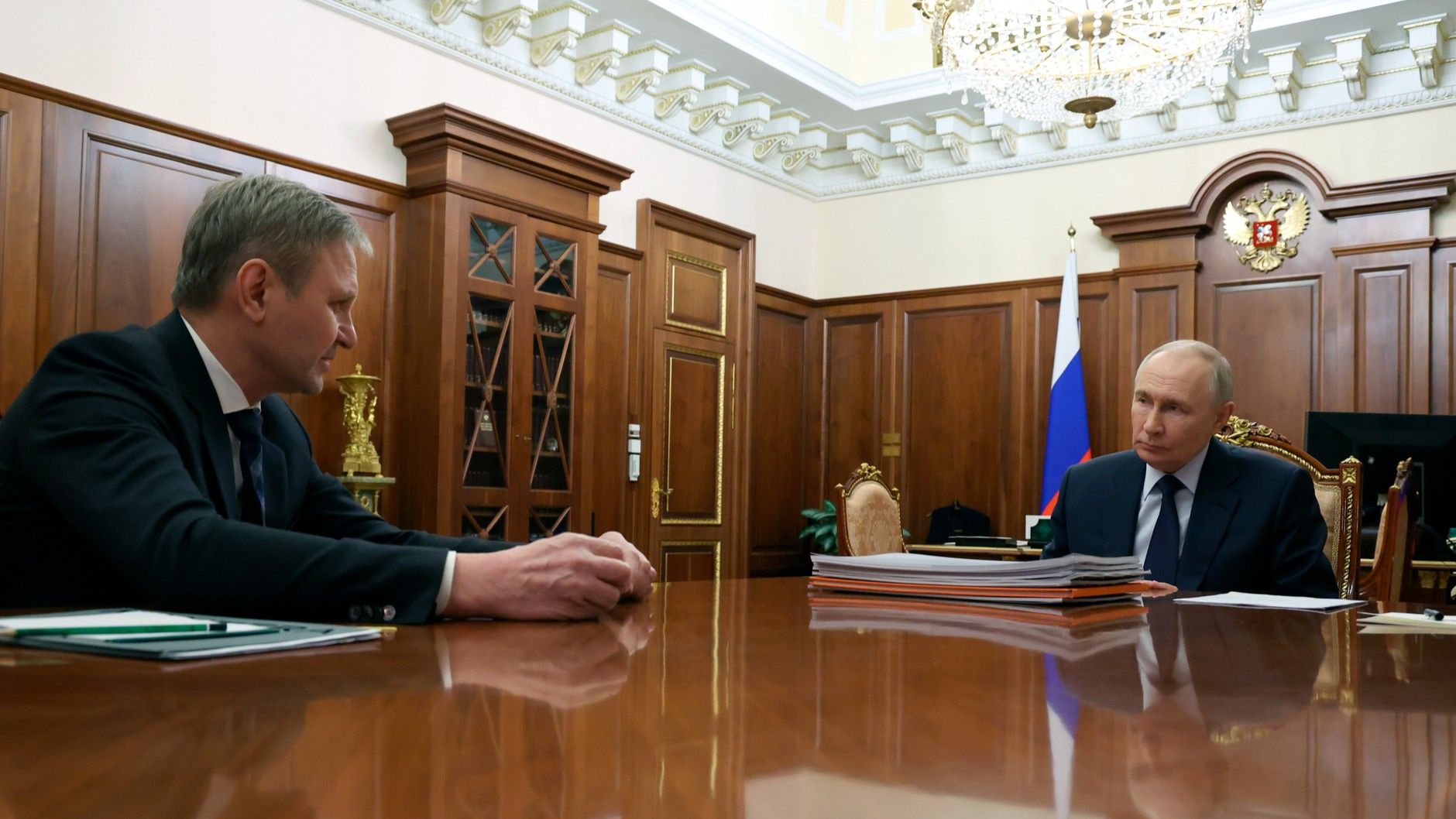 Владимир Путин с председателем совета директоров группы «Мантера» А.Ткачёвым, Кремль, 6 февраля 2026 смотреть онлайн