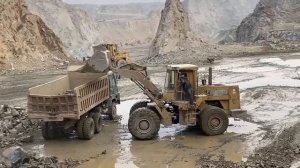 Масштабное шоу по погрузке породы мощным колесным погрузчиком 966