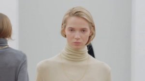 Показ женской коллекции Toteme осень-зима 2025-2026