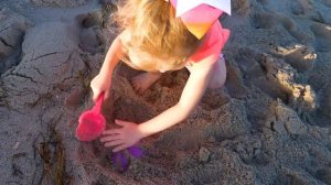 Настя нашла разноцветные сюрпризы