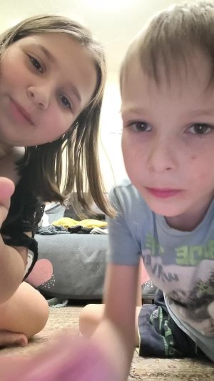 играю в настольные игры с подругой