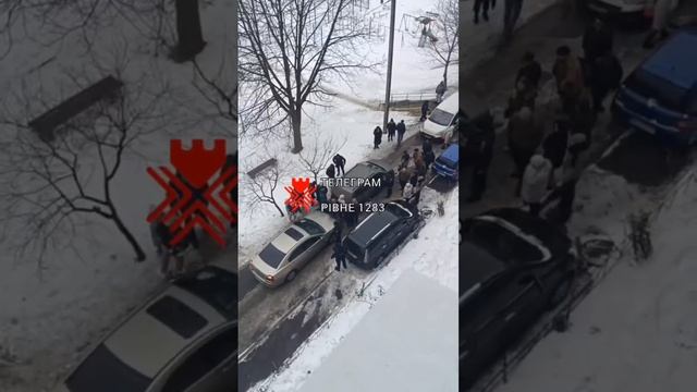 🇺🇦Ровно: тцкшный микроавтобус заблокировали две машины местных жителей, после чего у…🔽🔽🔽 смотреть онлайн